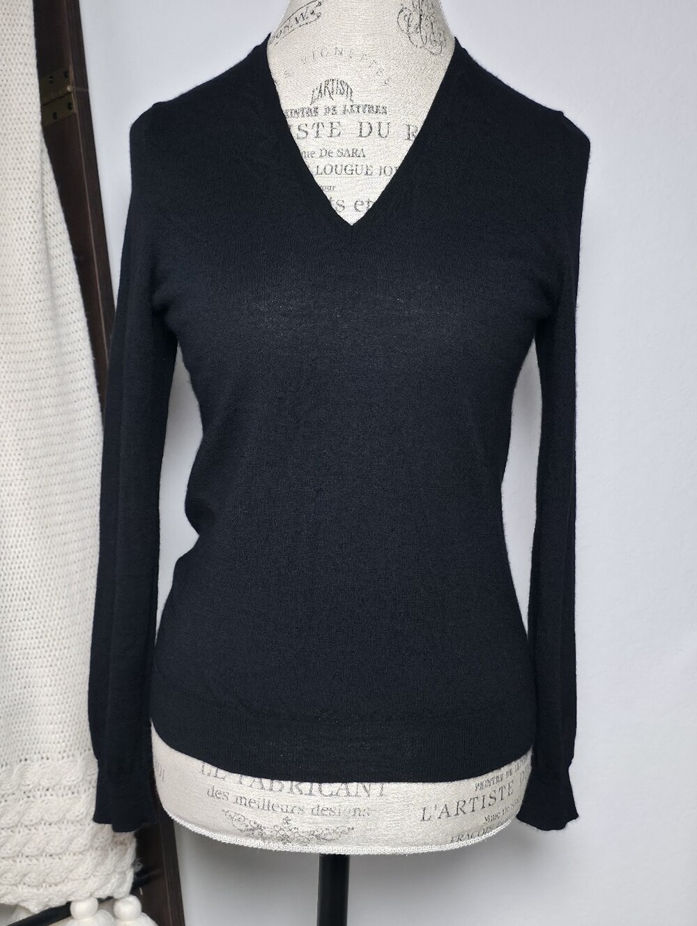 Eric Bompard Black Cashmere V-neck Sweater Small 100% Cashmere Lightweight